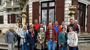 Die Reisegruppe steht vor dem Schloss Albrechtsberg zusammen. Fotos: Ralf Göhrig