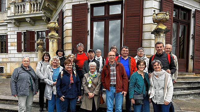 Die Reisegruppe steht vor dem Schloss Albrechtsberg zusammen. Fotos: Ralf Göhrig