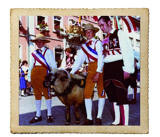 Der Zunftmeister: Raimund Walde (rechts) mit zwei Bockbuben und dem Chilbibock beim Umzug der 503. Waldshuter Chilbi (1971), er war ...