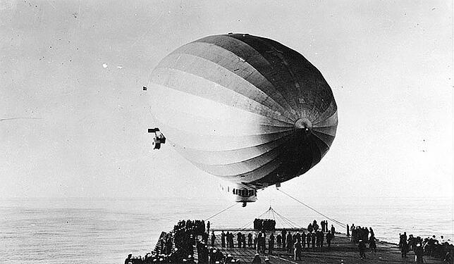 ZR-3 landet im Januar 1928 als erstes Luftschiff auf einem Flugzeugträger, der USS "Saratoga".