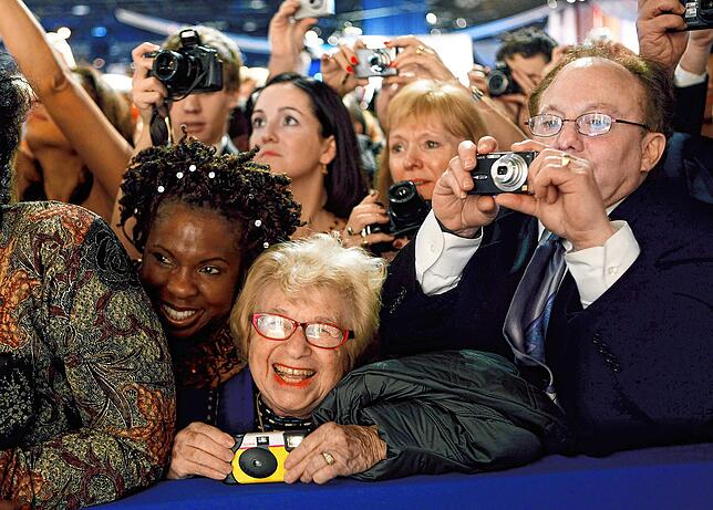 Unpolitisch ist sie nicht, auch wenn sie sich selten politisch äußert: Ruth Westheimer (Mitte) lacht, während sie 2009 dem frisch ...