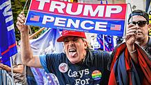 Ein verärgerter Anhänger von US-Präsident Trump gestikuliert in einer Menge feiernder Demonstranten nach den Präsidentschaftswahlen. ...
