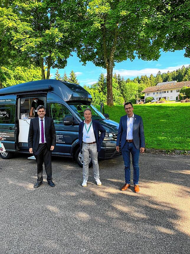 Landrat Dr. Martin Kistler, Dr. Olaf Boettcher und Herrischrieds Bürgermeister Christian Dröse vor dem Impfbus.