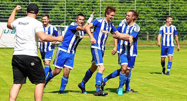 Bild 3: SV Karsau schießt sich mit 14:0 bei der Spvgg. Utzenfeld zum Titel &ndash; und wir haben Bilder!