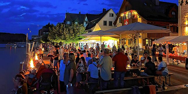 Gottlieben setzt auf eine stimmungsvolle Atmosphäre mit Feuerschalen am Bodensee-Ufer.