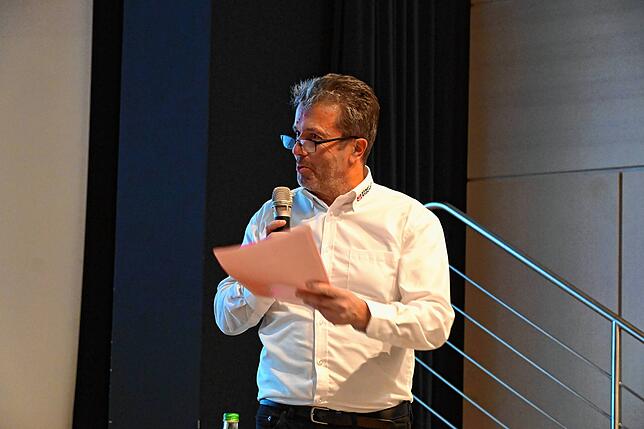 Hauptamtsleiter Hubert Walk begrüßt die promovierte Pädagogin und Psychologin Anke Elisabeth Ballmann in Stockach.