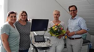 Alles Gute für den Start und vor allem den Dank für die Sicherstellung der fachärztlichen Versorgung überbringt Bürgermeister Martin ...