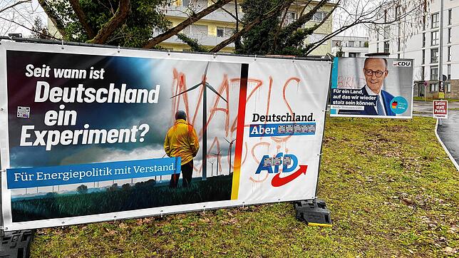 Die Bundestagswahl rückt immer näher. Nicht alle sind über die Entwicklungen im Deutschen Bundestag erfreut: Die Wahlplakate der AfD und ...