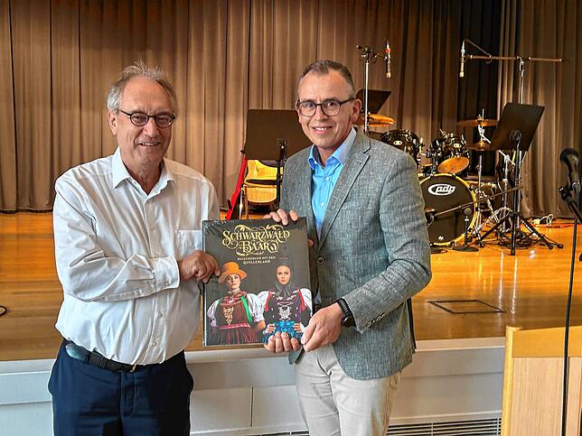 Landrat Sven Hinterseh bedankt sich mit dem neuesten Werk über den Schwarzwald-Baar-Kreis.