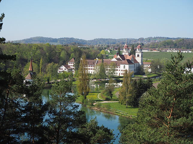 Eine unglaubliche Landschaft mit Rheindoppelschleife, dem Kloster Rheinau auf der Klosterinsel und einer Besiedlung seit der Jungsteinzeit.