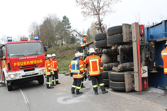 Bild 1: Bilder vom Unfall: Umgekippter Lastwagen am Randenaufstieg der B 314