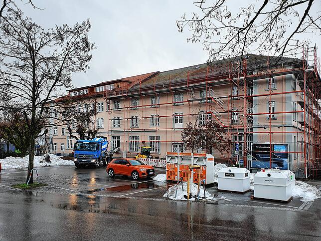 Mit Gerüst: Mit der Sanierung des nördlichen Dachs des Kornhauses soll im März begonnen werden, das Gerüst steht schon.