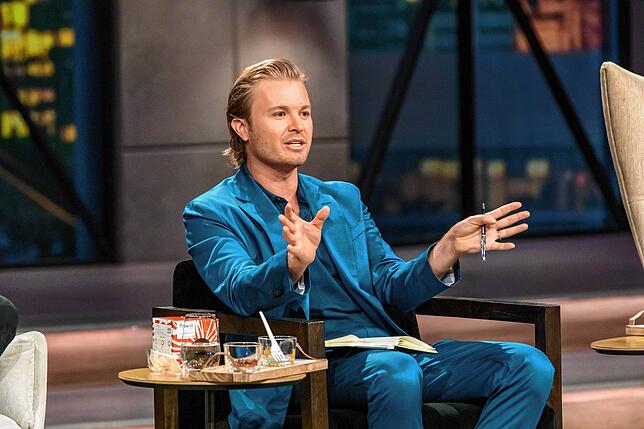 Investor Nico Rosberg nimmt die Pasta aus Grillenmehl von „Beneto Foods“ genau unter die Lupe.