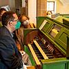 Große Freude: In der evangelischen Lorenzkirche in Großgartach bringt die dortige Organola einen der Tiengener Lochstreifenrollen zum ...