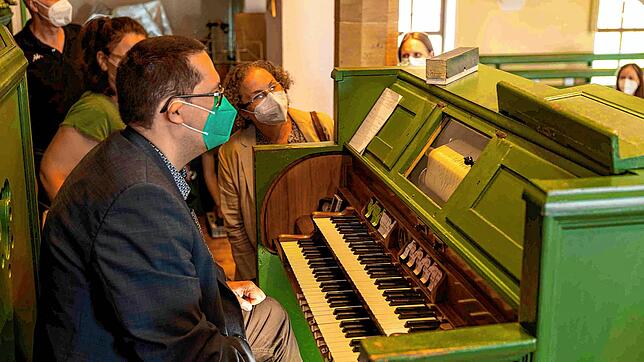 Große Freude: In der evangelischen Lorenzkirche in Großgartach bringt die dortige Organola einen der Tiengener Lochstreifenrollen zum ...