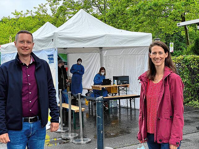 Jens Bittermann mit Bettina Gräfin Bernadotte von der Mainau bei der Impfaktion am Sonntag vor der Insel.