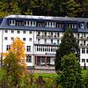 Das ehemalige Kloster Maria Trost strahlt in neuem Glanz: Das Gebäude heute mit Wohnungen im Dachgeschoss und einer PV-Anlage auf dem Dach.