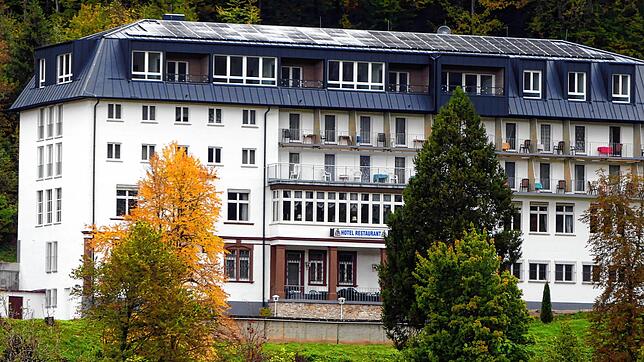 Das ehemalige Kloster Maria Trost strahlt in neuem Glanz: Das Gebäude heute mit Wohnungen im Dachgeschoss und einer PV-Anlage auf dem Dach.