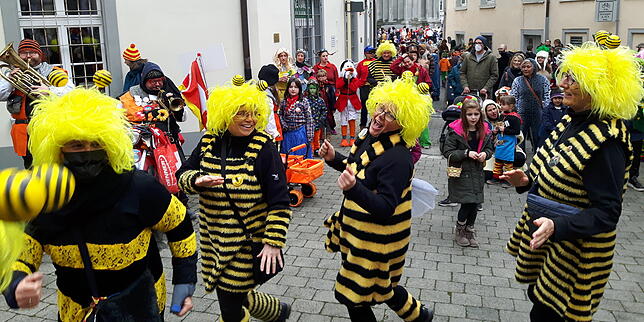 Auch rund um das Münster haben sich inzwischen Mäschgerle eingefunden.