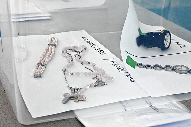 Schmuck und Uhren werden auch versteigert – die silberne Uhr ist eine Schweizer Markenuhr und findet für nur zwei Euro einen Abnehmer.