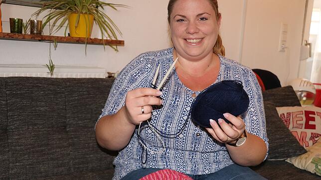 Ann-Kathrin Mattes hat eine Benefizaktion aufs Gleis gesetzt. Selbst gestrickte Wollsocken werden nach dem Nikolaustag im Tafelladen ...
