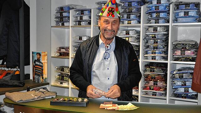 Dietmar Bitzenhofer von der Historischen Narrenzunft Markdorf wird am Mittwoch die gewonnene Zeit nutzen, um seine Einnahmen im ...