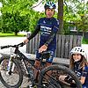 Die Kinder vom Radsportverein Mönchweiler werden von Peter Freigang trainiert. Der elfjährige Luca Schienle kontrolliert mit der ...