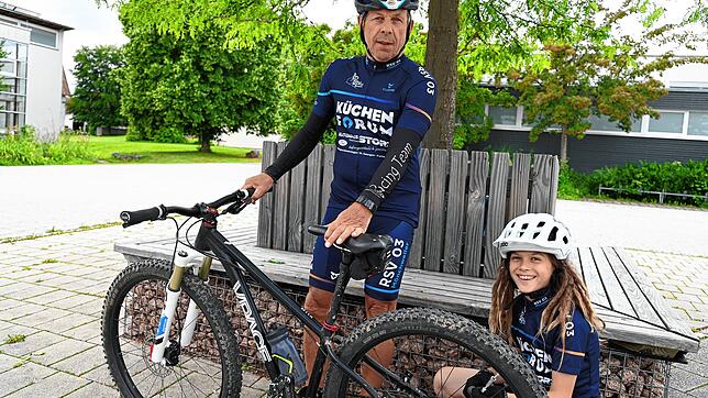Die Kinder vom Radsportverein Mönchweiler werden von Peter Freigang trainiert. Der elfjährige Luca Schienle kontrolliert mit der ...