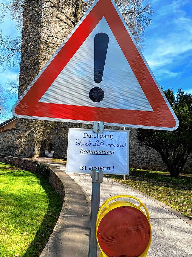 Warum müssen wir eigentlich den Umweg in Kauf nehmen, will wohl ein verärgerter Passant Gründe wissen.