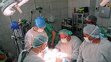 Ein Einsatz des Interplast-Teams in Bolivien, Günter Zabel leitet die OP.