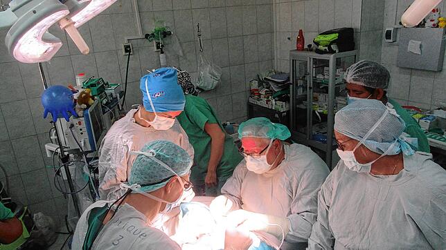 Ein Einsatz des Interplast-Teams in Bolivien, Günter Zabel leitet die OP.