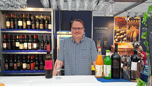 Gordan Heer und seine Kollegen bieten verschiedene Weine und Säfte in Maßen zum Probieren an.