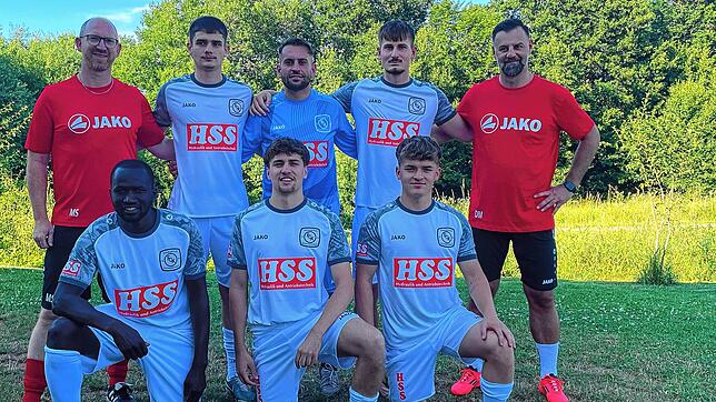 Das Königsfelder Trainer-Duo mit den Neuzugängen (stehend von links): Mike Seidel, Marko Karagaca, Lavdrim Amiti, Nico Uljevic und ...