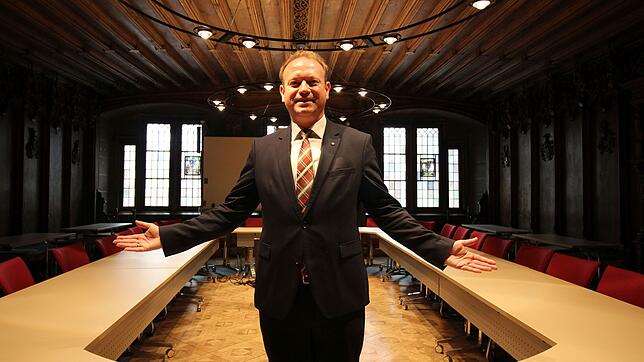 Er bleibt, doch werden die Plätze rund um Oberbürgermeister Jan Zeitler, der den Vorsitz im Überlinger Gemeinderat führt, im Mai 2019 ...
