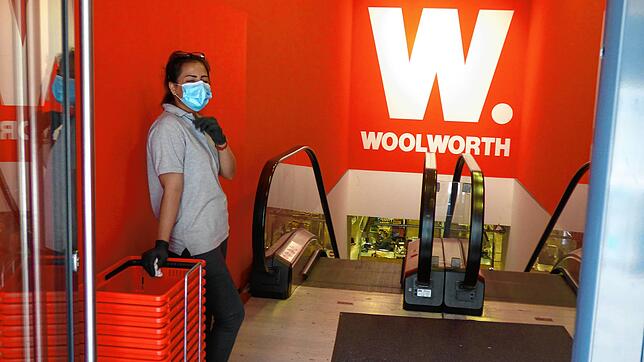 In vielen Geschäften achten Mitarbeiter – wie hier bei Woolworth – bereits im Eingangsbereich auf die Einhaltung der ...