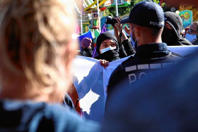 Zu Spannungen kam es zwischen Antifa und Polizei.