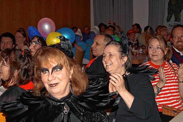Die Mäschgerle im Festsaal haben ihren Spaß beim närrischen Kuttelessen