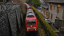 Ein RE 3 auf dem Weg nach Basel, unterwegs auf der Bodenseegürtelbahn beim ehemaligen Bahnhof Überlingen Ost.