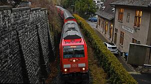 Ein RE 3 auf dem Weg nach Basel, unterwegs auf der Bodenseegürtelbahn beim ehemaligen Bahnhof Überlingen Ost.