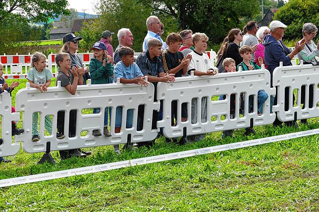 Das Publikum verfolgt konzentiert den Rennverlauf.