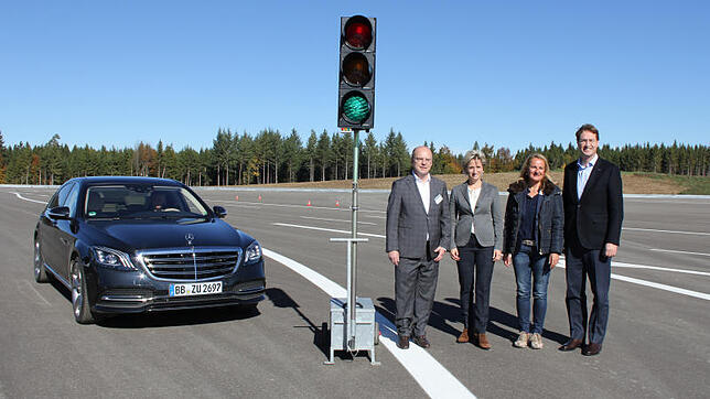 Grünes Licht für die größte der Teststrecken im Daimler Prüf- und Technologiezentrum Immendingen, die 100&nbsp;000 Quadratmeter große ...