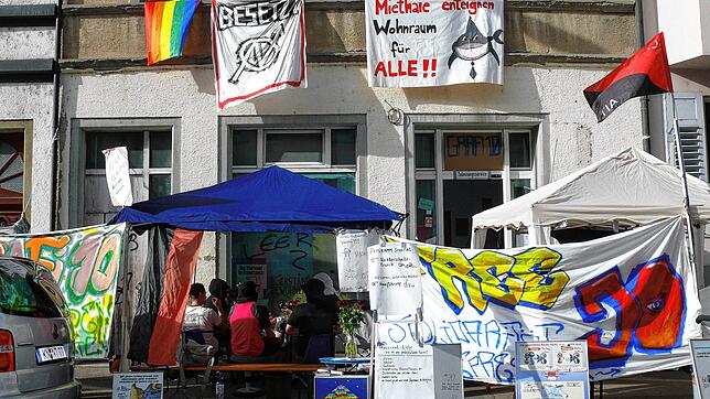 So sieht es vor der Markgrafenstraße 10 derzeit aus. Die Stadt verhandelt mit dem Eigentümer über einen Kauf des Gebäudes.