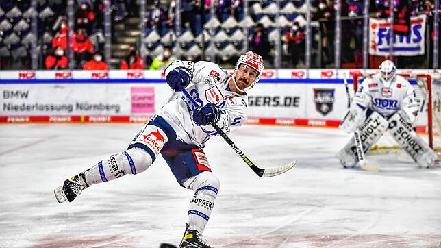 Colby Robak gewann gestern Abend mit den Schwenninger Wild Wings in der Deutschen Eishockey-Liga nach Penaltyschießen in Nürnberg.