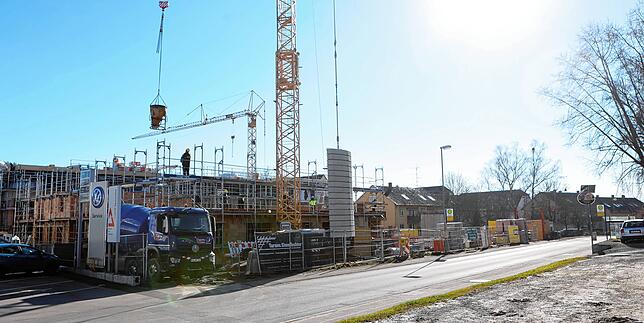Auf dem Gelände der ehemaligen Blumenfabrik an der Kaltbrunner Straße in Allensbach wird gebaut (rechts im Hintergrund die ...