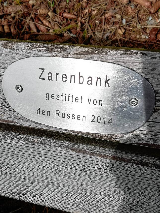 Das Schild auf der &bdquo;Zarenbank&ldquo; nennt die Stifter und das Jahr.
