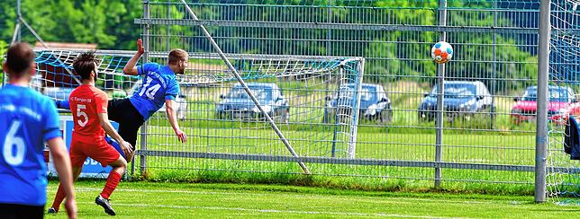 Toller Flug: Samuel Gantert traf per Flugkopfball zum 1:2-Anschluss für die SG Mettingen/Krenkingen beim 2:4 gegen den FC Tiengen 08.