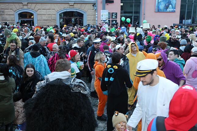 Bild 19: Konstanzer Straßenfasnacht 2025: Die Altstadt wird zum Narrenparadies - Die Bilder vom Abend!
