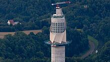 Die Fassadenmontage am Rottweiler Testturm hat begonnen. Einige Teile der Textilbahnen aus Glasfasergewebe sind bereits aufgespannt. ...