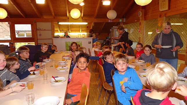 Celina Rock und Gabi Baader (hinten, von rechts) sorgen dafür, dass beim Mittagessen in der Grundschule die Tischregeln eingehalten ...