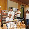 Brotprüfer Karl-Ernst Schmalz (sitzend) mit (von links) OB Bernd Häusler, den Bäckermeistern Eric Stadelhofer und Andreas Auer, Nadine ...